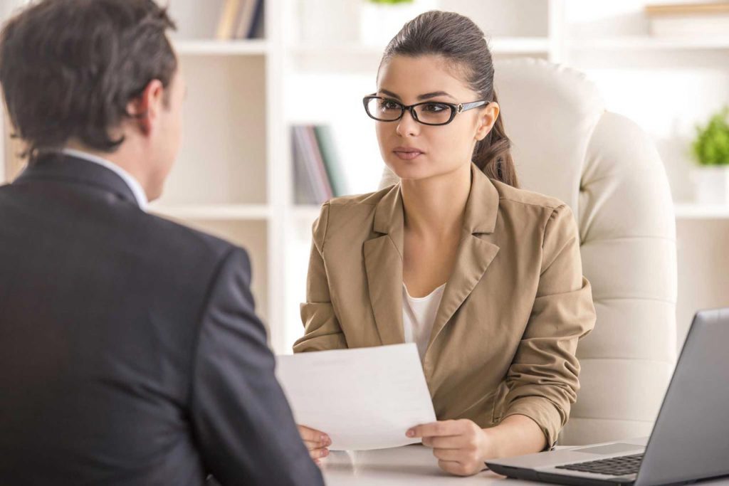 человек устраивается на работу