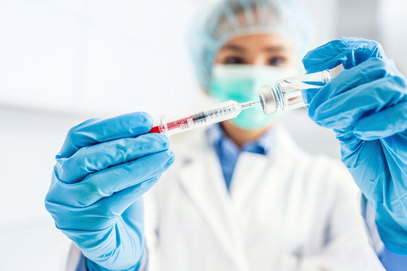 врач делает прививку от Омикрона